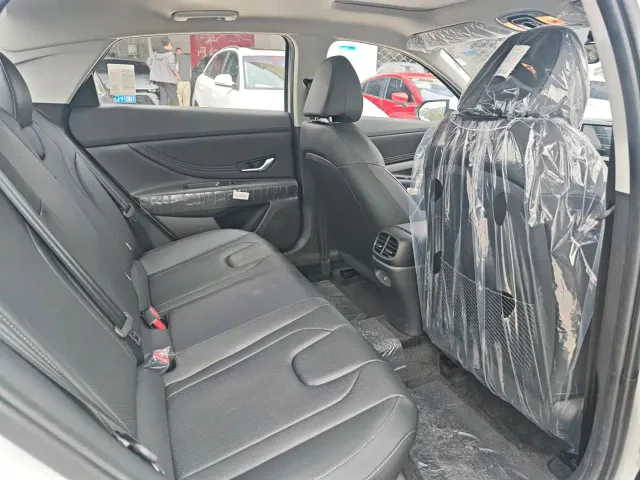 Hyundai Elantra — Фото автомобиля 12
