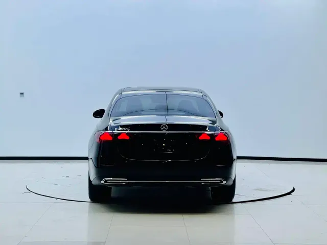 Mercedes-Benz E-Class — Фото автомобиля 5