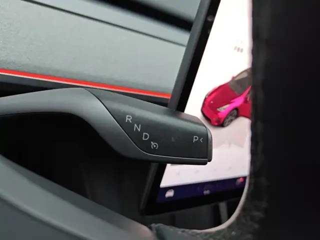Tesla Model Y — Фото автомобиля 16