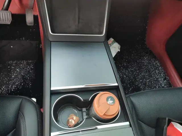 Tesla Model Y — Фото автомобиля 16