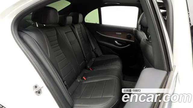 Mercedes-Benz E-Class — Фото автомобиля 12