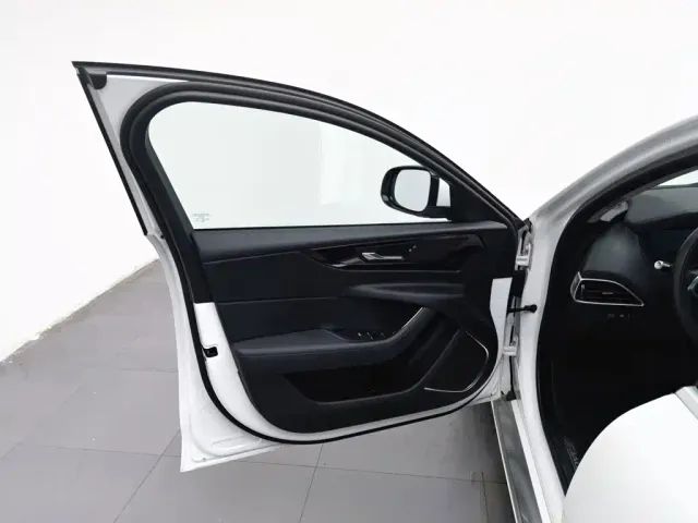 Jaguar XEL — Фото автомобиля 8