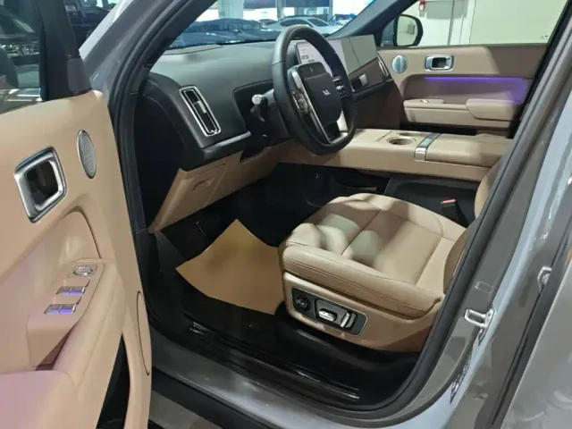 Li Auto L8 — Фото автомобиля 15