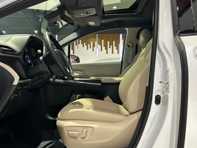 Toyota Sienna — Фото автомобиля 10