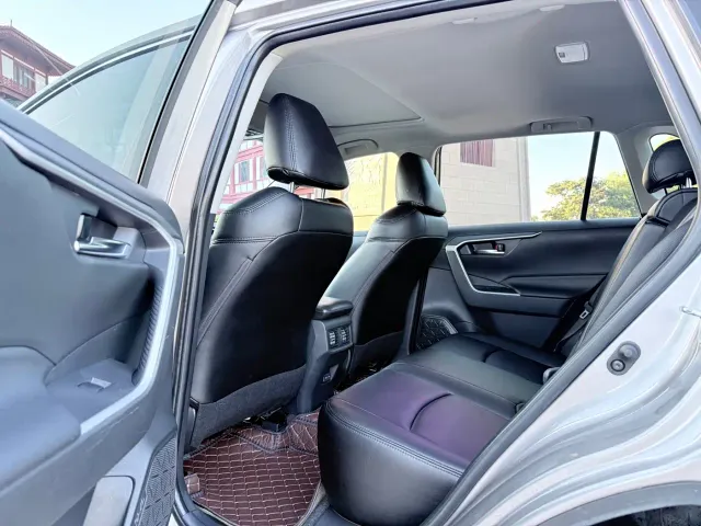 Toyota RAV4 — Фото автомобиля 6
