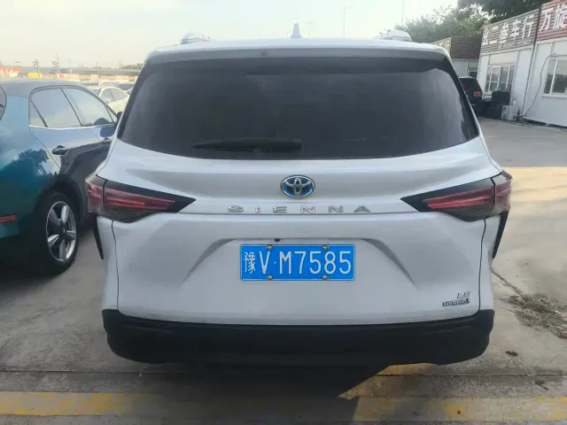 Toyota Sienna — Фото автомобиля 7
