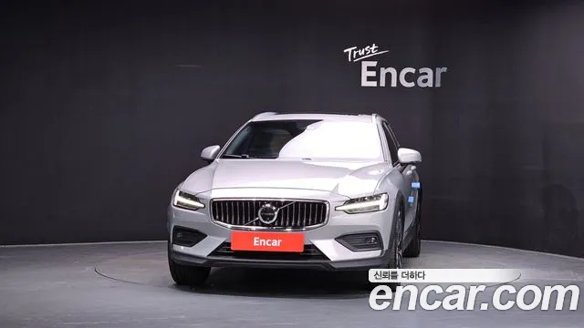 Volvo V60 Cross Country 2nd Gen — Фото автомобиля 3