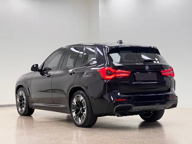 BMW iX3 — Фото автомобиля 4