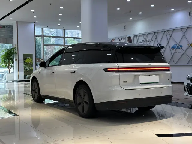 Li Auto i8 — Фото автомобиля 11