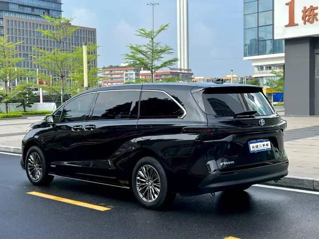 Toyota Sienna — Фото автомобиля 3