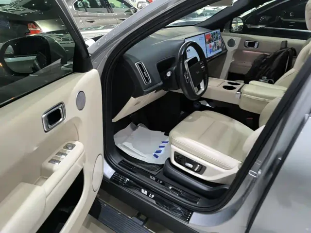 Li Auto L9 — Фото автомобиля 15