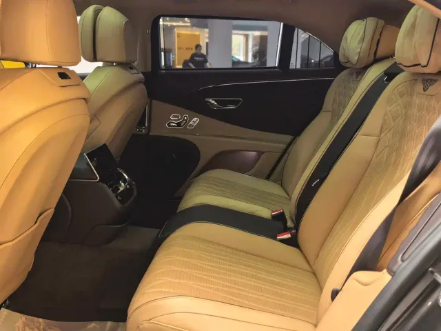 Bentley Flying Spur — Фото автомобиля 16