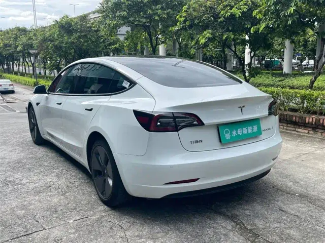 Tesla Model 3 — Фото автомобиля 6