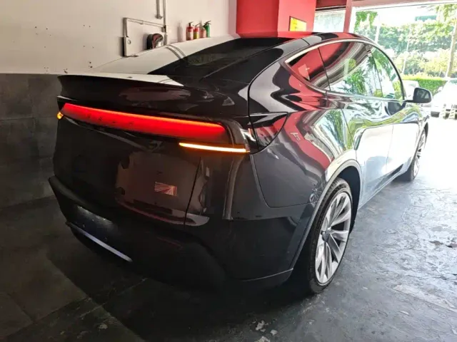 Tesla Model Y — Фото автомобиля 6