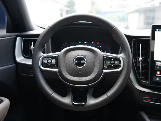 Volvo XC60 — Фото автомобиля 18