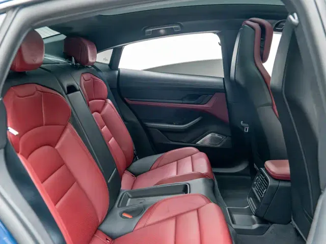 Porsche Taycan — Фото автомобиля 13