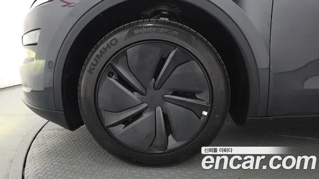 Tesla Model Y — Фото автомобиля 5