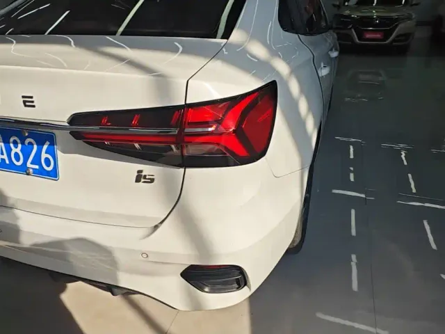 Roewe i5 — Фото автомобиля 7