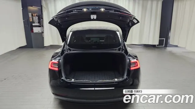 Tesla Model 3 — Фото автомобиля 24