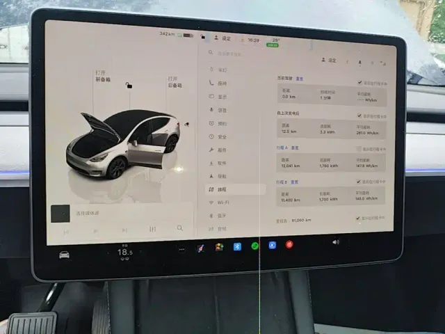 Tesla Model Y — Фото автомобиля 11