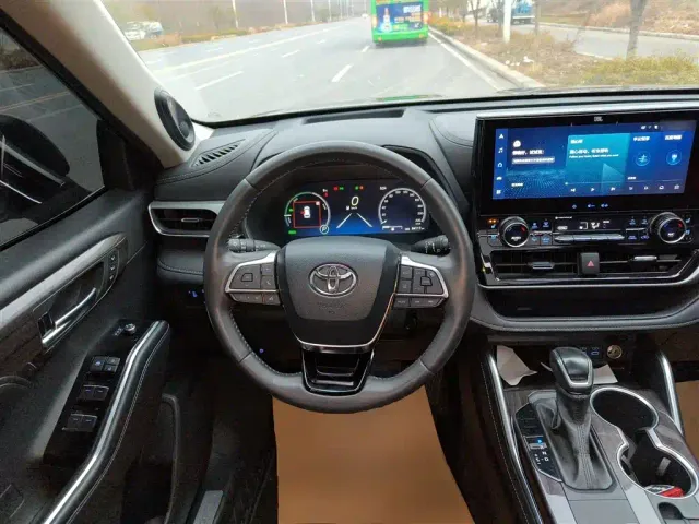 Toyota Highlander — Фото автомобиля 6
