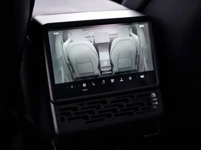Tesla Model Y — Фото автомобиля 24