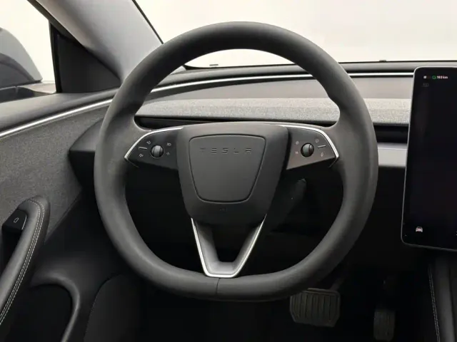 Tesla Model 3 — Фото автомобиля 12