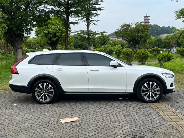 Volvo V90 — Фото автомобиля 4