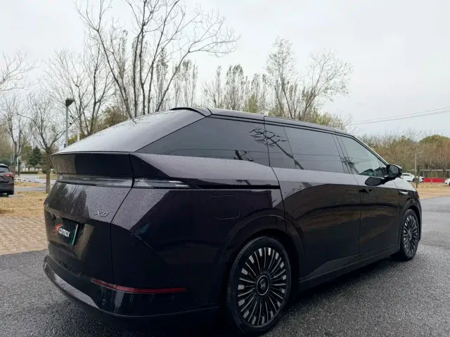 Xpeng X9 — Фото автомобиля 6