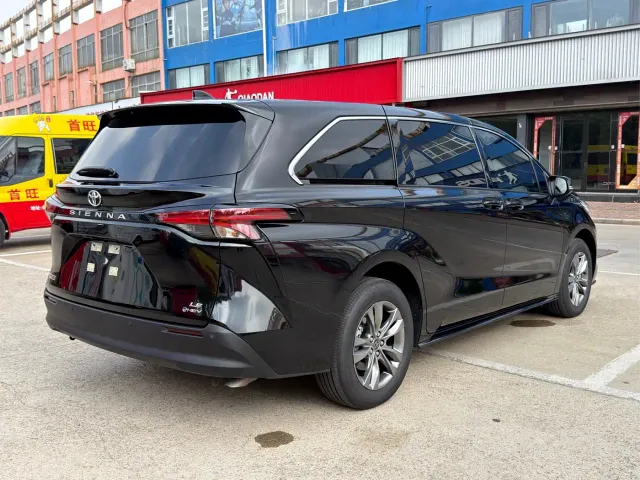 Toyota Sienna — Фото автомобиля 14