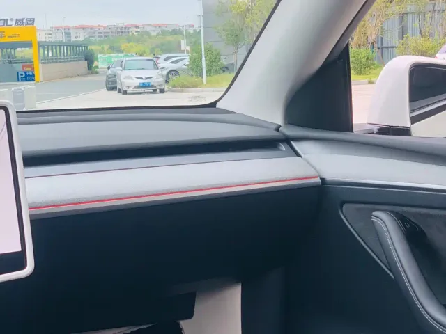 Tesla Model Y — Фото автомобиля 18