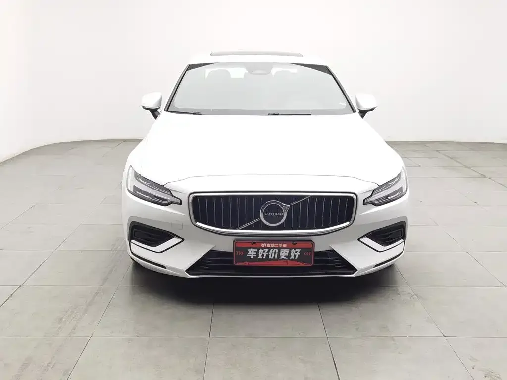 Volvo Volvo S60 2023 B4 Smart Comfort Luxury Edition — Фото автомобиля 3
