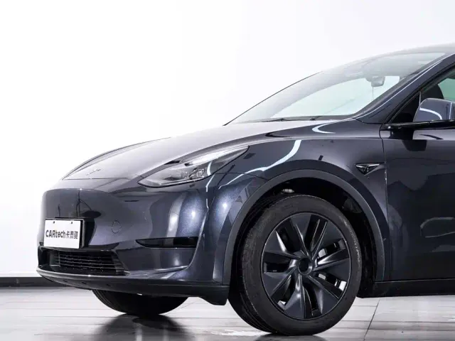 Tesla Model Y — Фото автомобиля 5
