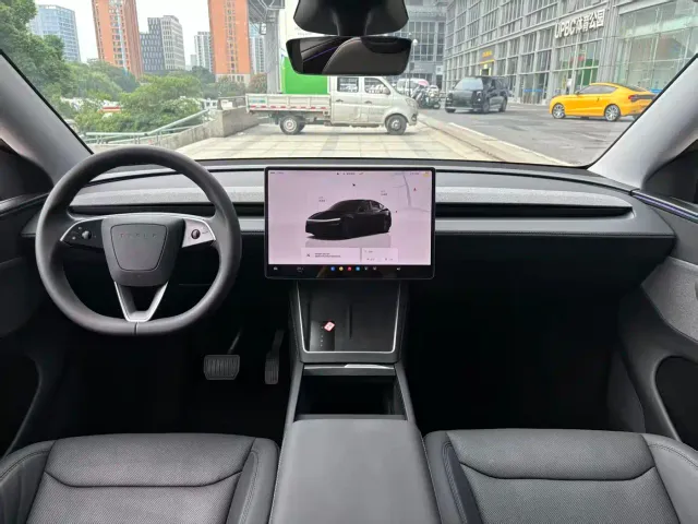 Tesla Model Y — Фото автомобиля 12