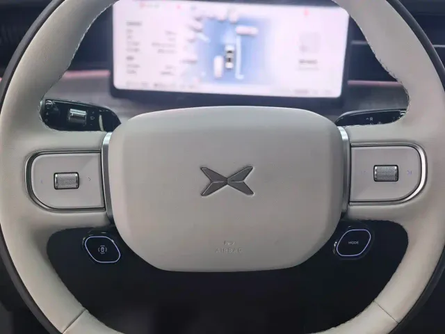 Xpeng X9 — Фото автомобиля 4