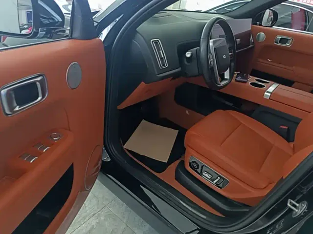 Li Auto L8 — Фото автомобиля 15