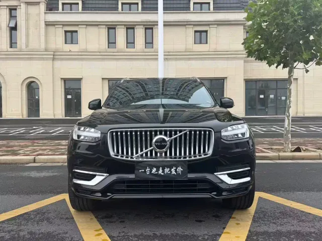 Volvo XC90 — Фото автомобиля 2