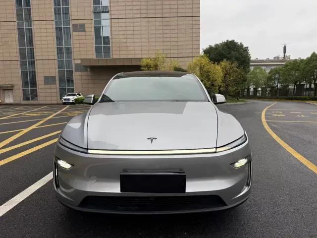 Tesla Model Y L — Фото автомобиля 2