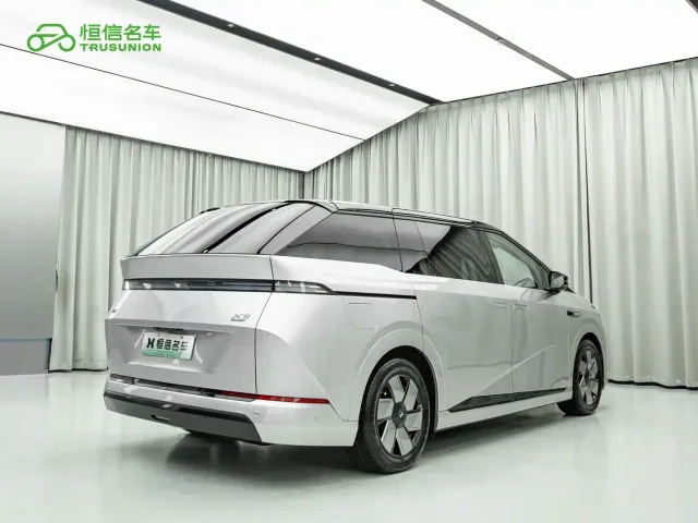 Xpeng X9 — Фото автомобиля 3