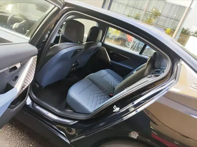BMW 5 Series — Фото автомобиля 2