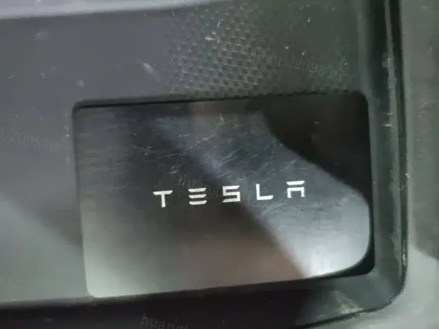 Tesla Model 3 — Фото автомобиля 8