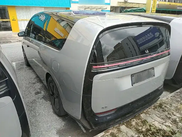 Li Auto MEGA — Фото автомобиля 4