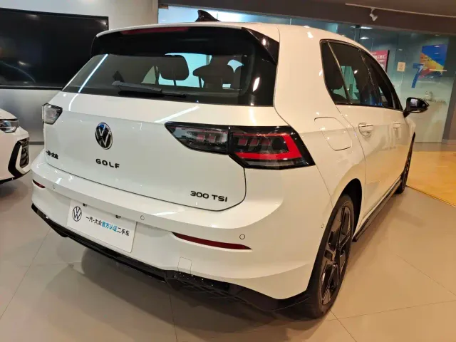 Volkswagen Golf — Фото автомобиля 3