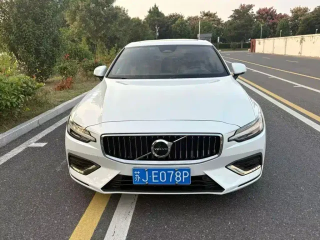 Volvo S60 — Фото автомобиля 3