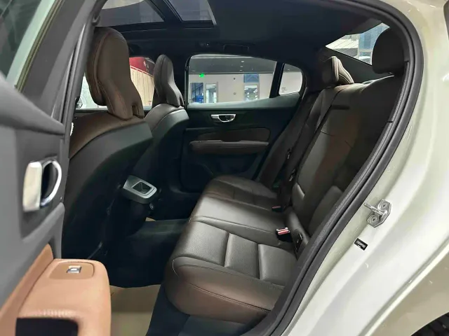 Volvo S60 — Фото автомобиля 12