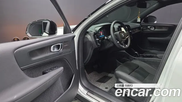 Вольво XC40 — Фото автомобиля 9