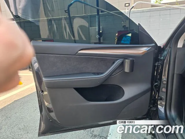 Tesla Model Y — Фото автомобиля 10