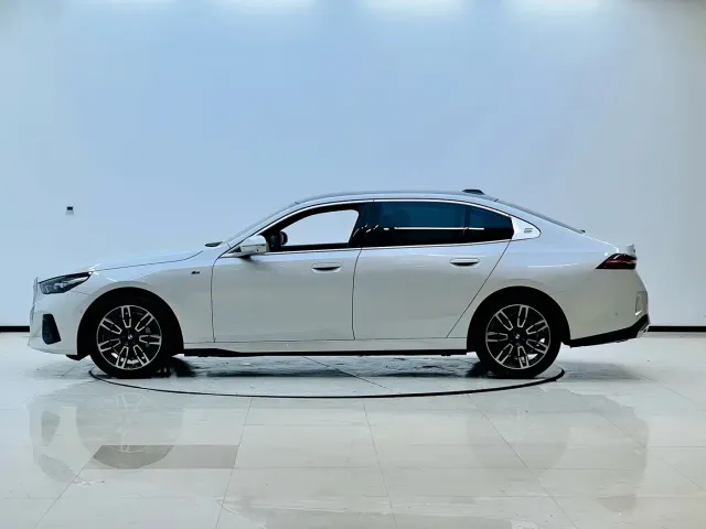 BMW 5 Series — Фото автомобиля 3