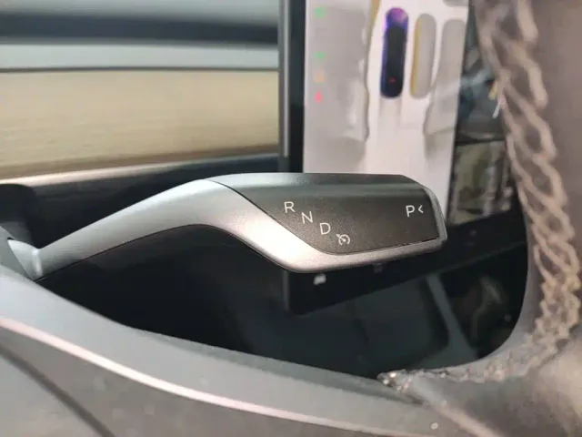 Tesla Model Y — Фото автомобиля 9