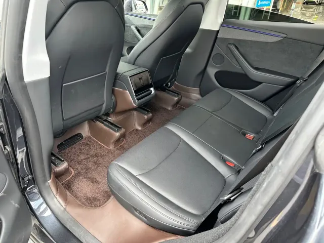 Tesla Model Y — Фото автомобиля 21